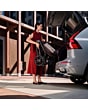 1150084110_F6_2026_maxicosi_stroller_oxford_espressobrown_oxford_lifestyle_momplacingfoldedstrollerincar